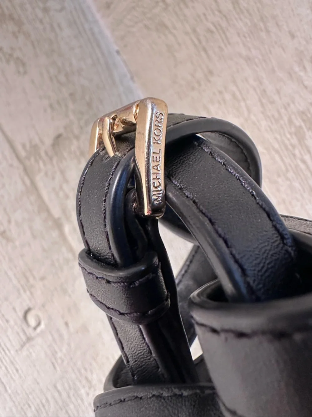 MICHAEL KORS Black Pebbled Leather Shoulder Bag With Gold Emblem